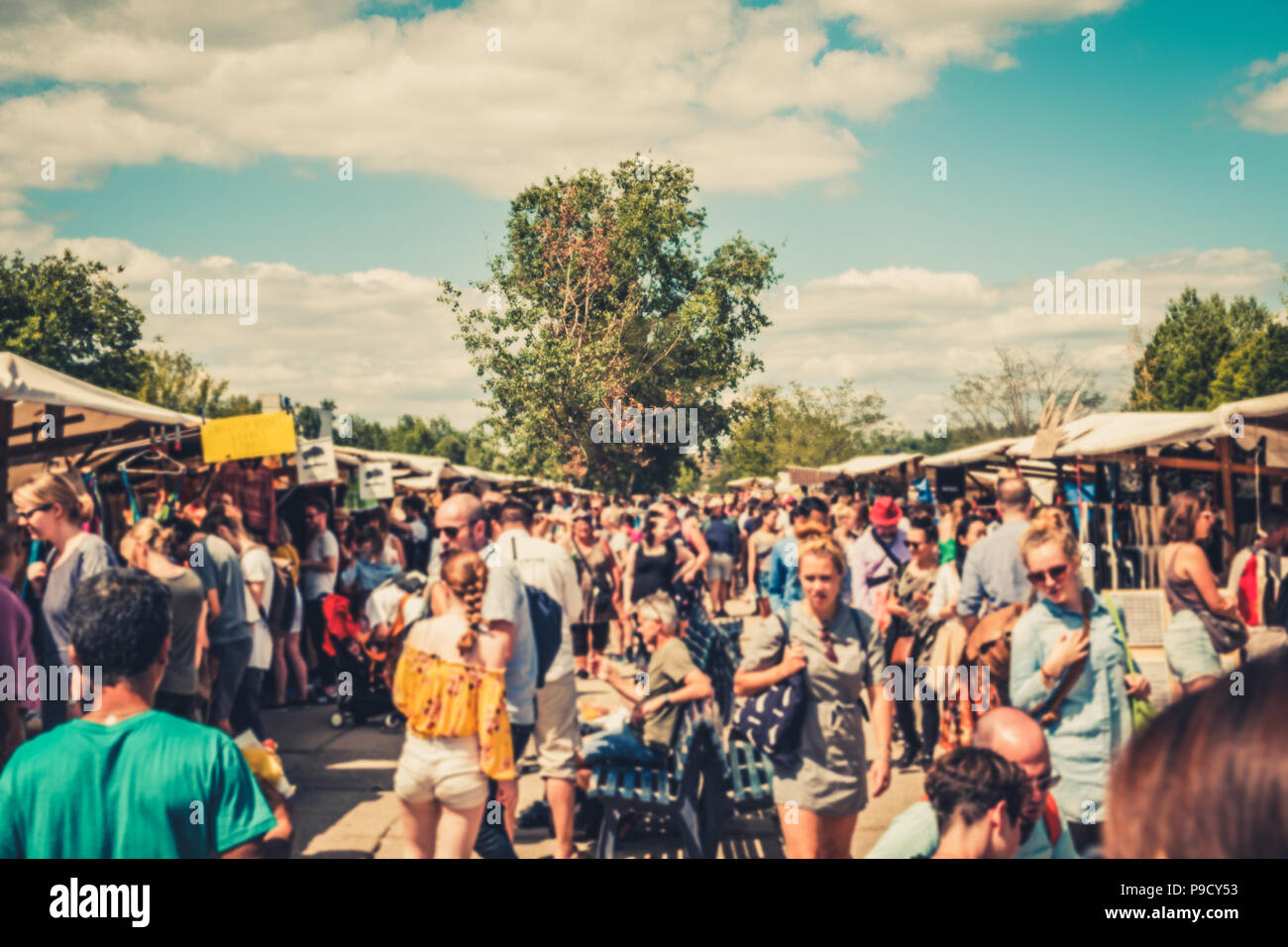 La folla di gente sfocata - camminando sul mercato delle pulci (Mauerpark Flohmarkt) su una soleggiata giornata estiva a Berlino - Foto Stock
