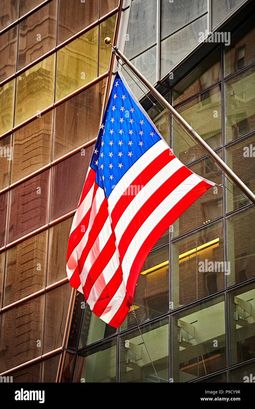 Bandiera americana nella parte anteriore di un moderno edificio a New York City, Stati Uniti d'America. Foto Stock
