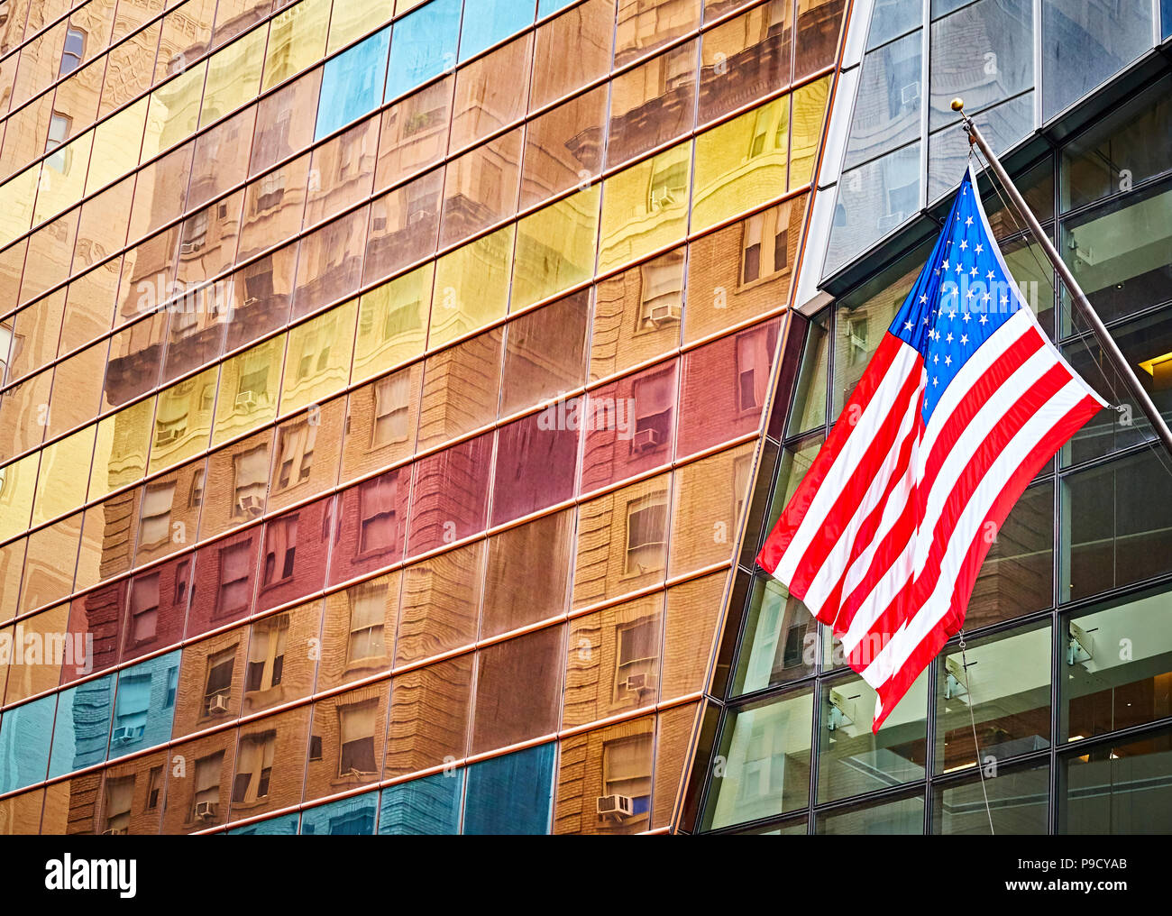 Bandiera americana nella parte anteriore di un moderno edificio a New York City, Stati Uniti d'America. Foto Stock