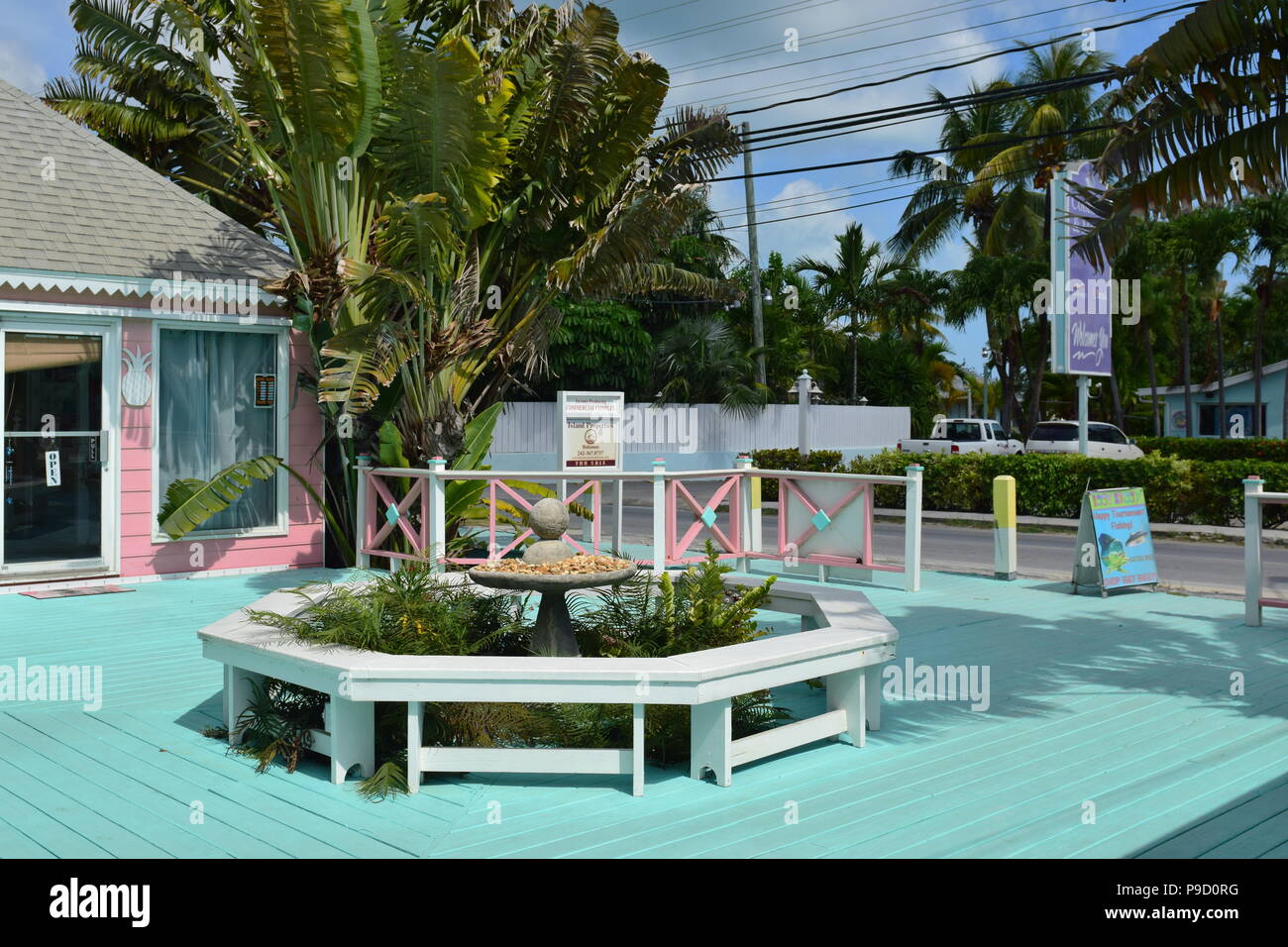 Rosa e turchese blu dipinto di edifici nel centro cittadino di Marsh Harbour, Abaco, Bahamas. Foto Stock