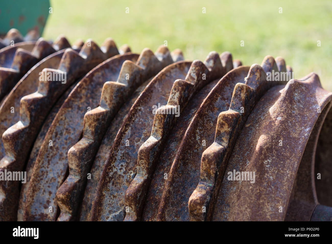 Vecchio arrugginito rullo agricole attrezzo agricolo per suolo vicino fino  Foto stock - Alamy
