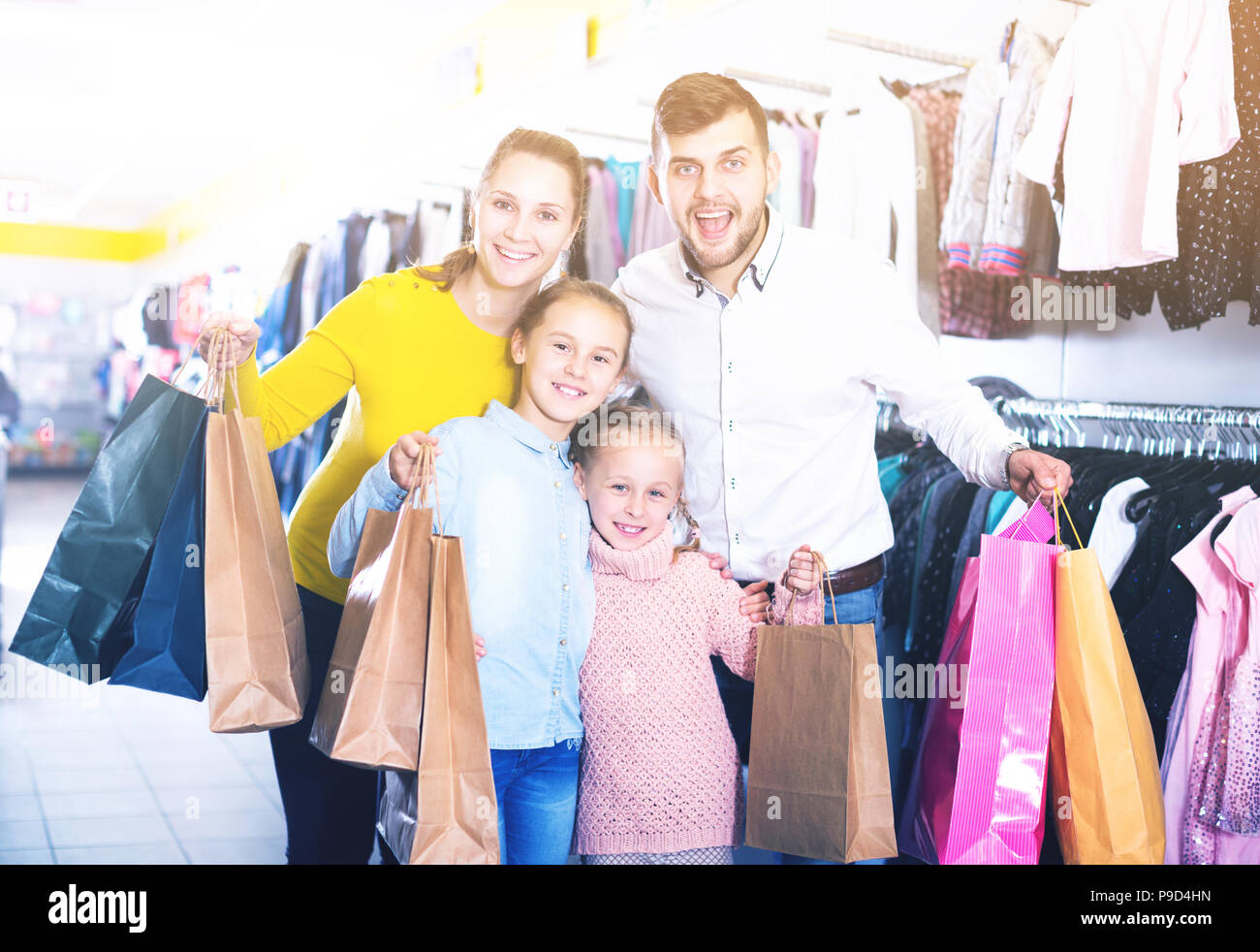 Ritratto di genitori adulti con due ragazze durante la famiglia shopping Foto Stock