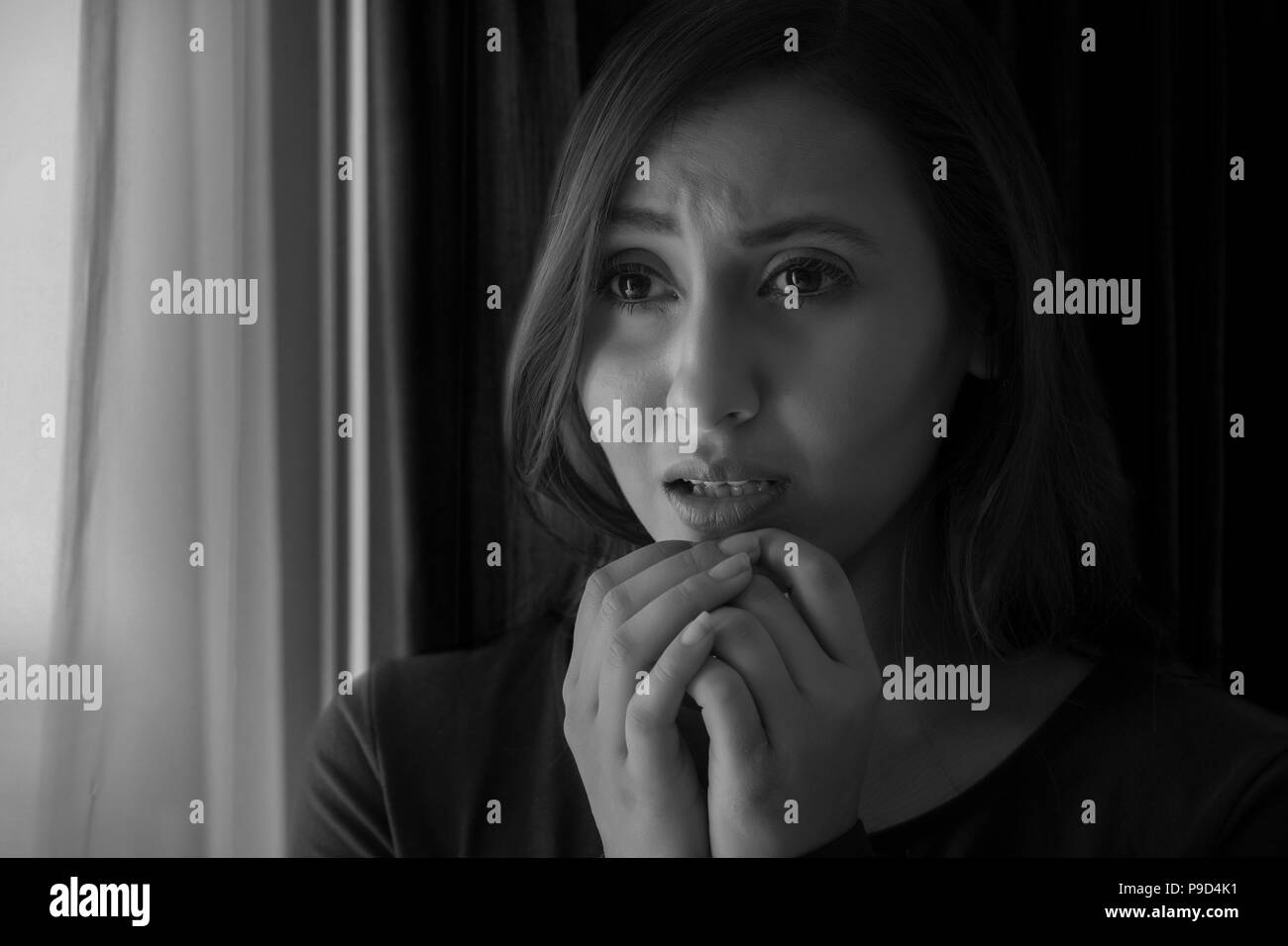 Giovane donna cercando estremamente sollecitata Foto Stock