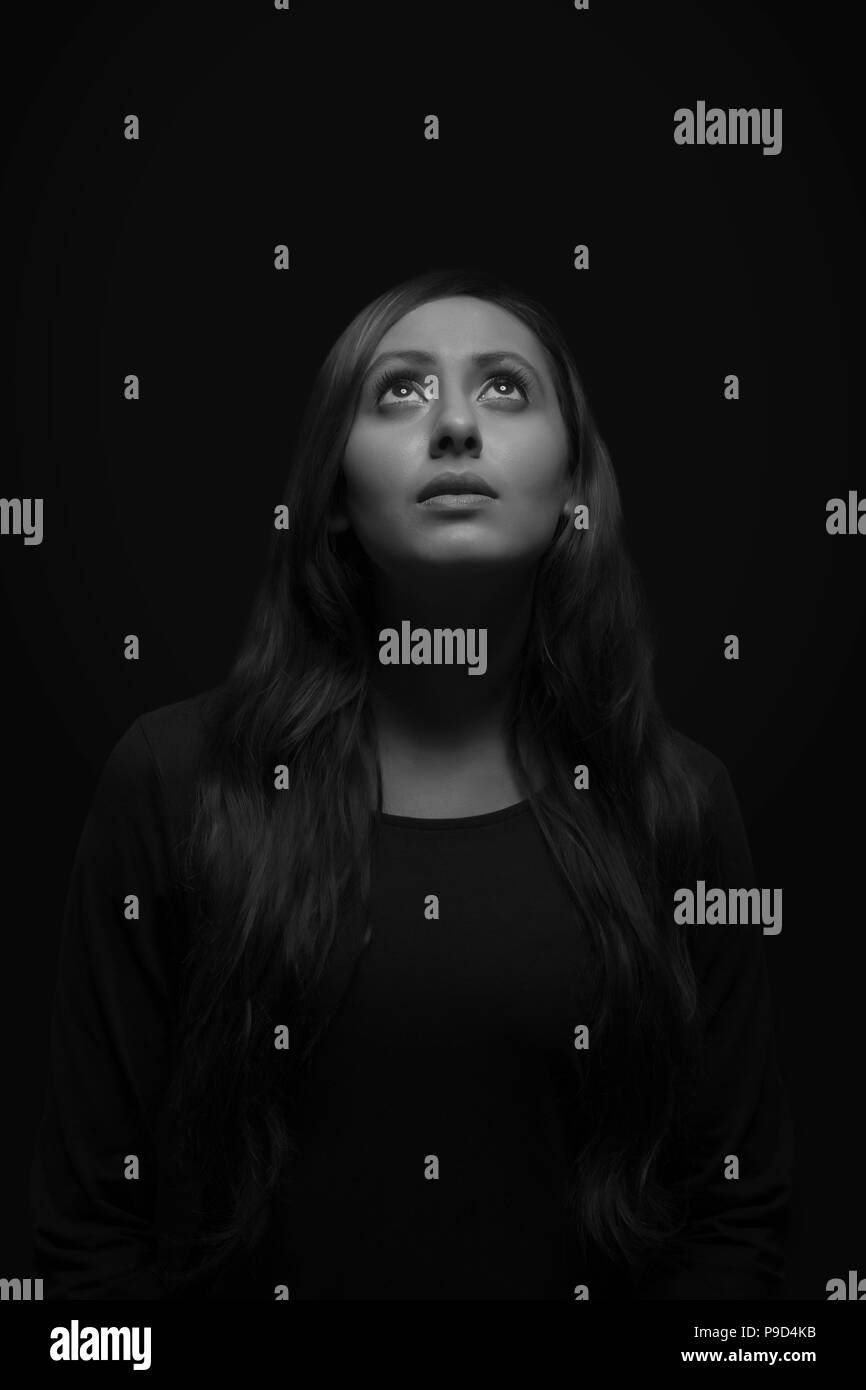 Ritratto di giovane donna che guarda verso l'alto Foto Stock