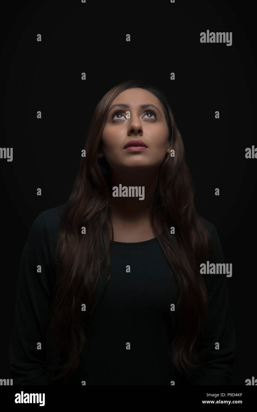 Ritratto di giovane donna che guarda verso l'alto Foto Stock