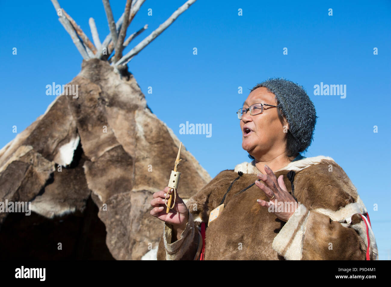 Canada, Nunavut, Baia di Hudson, Kivalliq, Arviat, donna locale dimostra gli strumenti storici utilizzati da inuit. Foto Stock