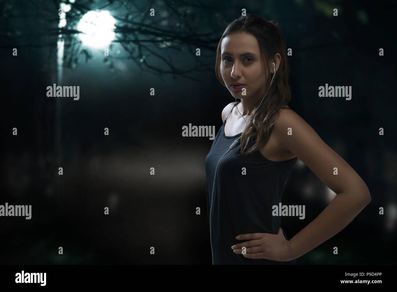 Femminile di notte con una luna piena Foto Stock