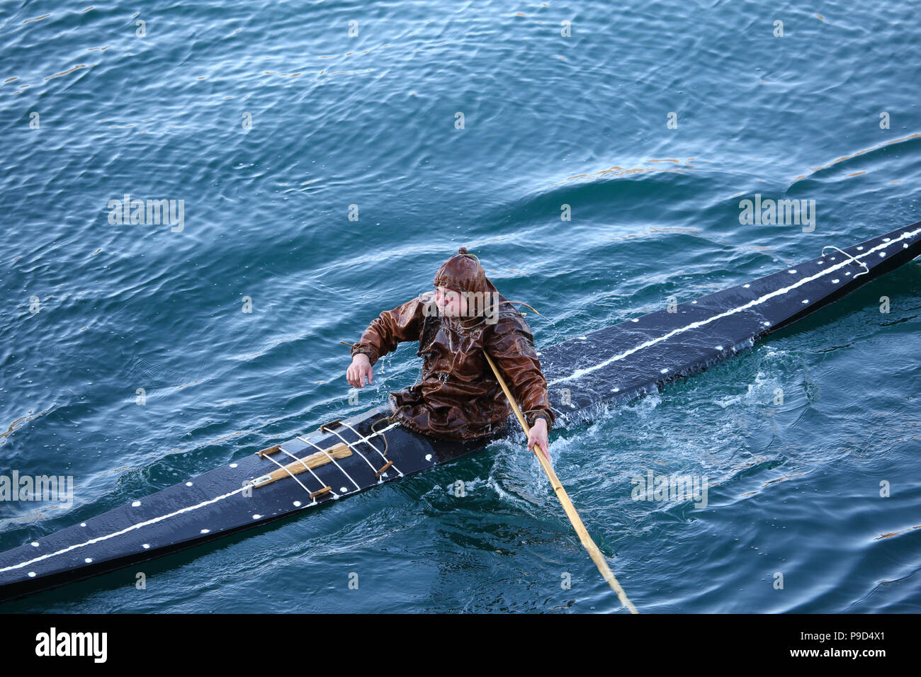 Tradizionale kayak groenlandese dimostrazione. Foto Stock