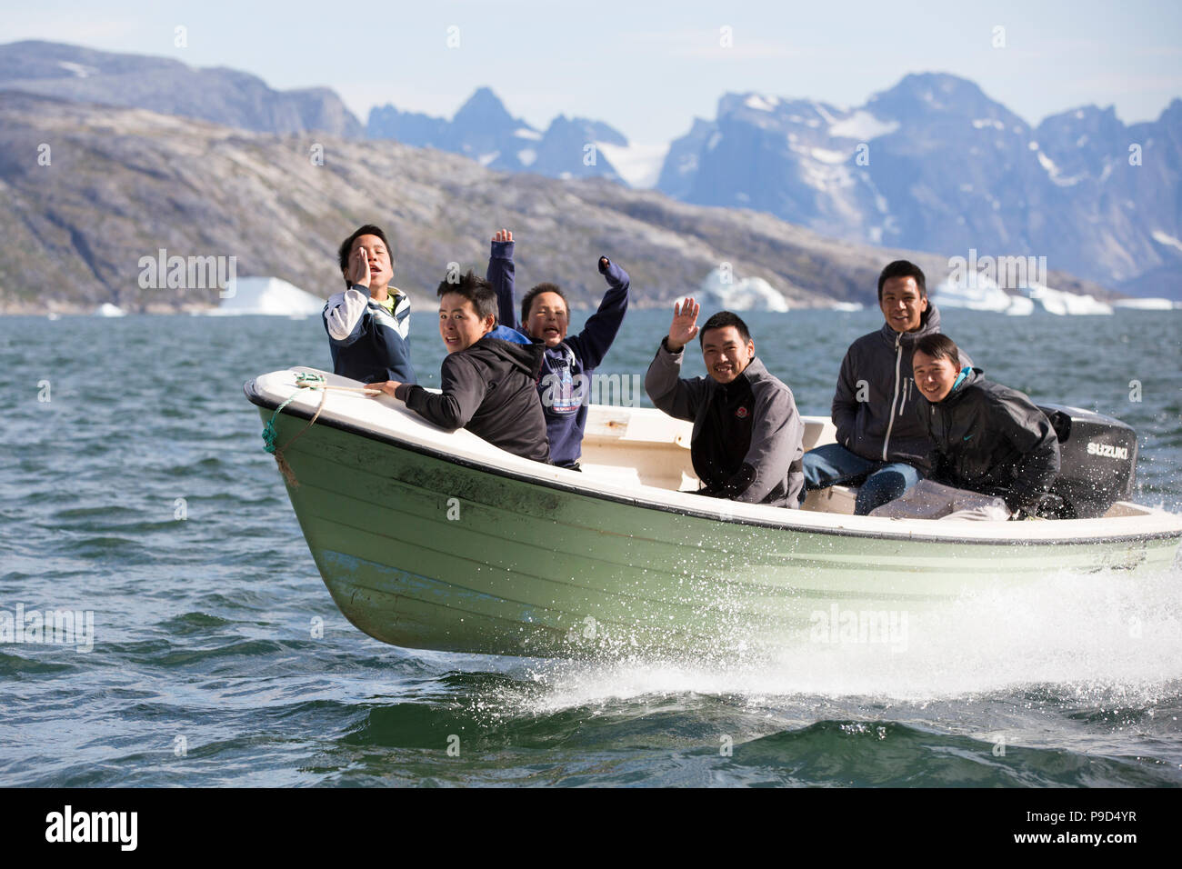 Aappilattoq locali in una piccola imbarcazione, Groenlandia Foto Stock
