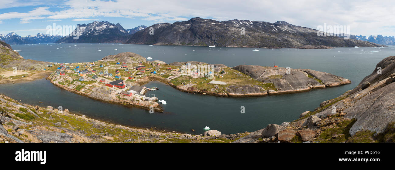 Panorama di Aappilattoq township, Groenlandia meridionale Foto Stock