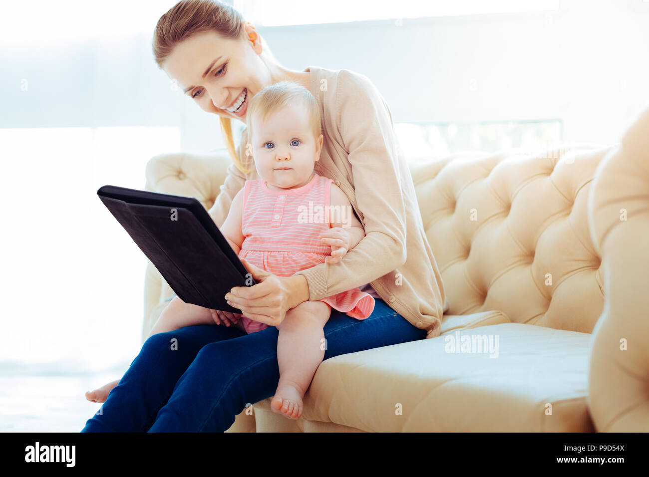 Incantevole bambina guardando dritto in telecamera Foto Stock
