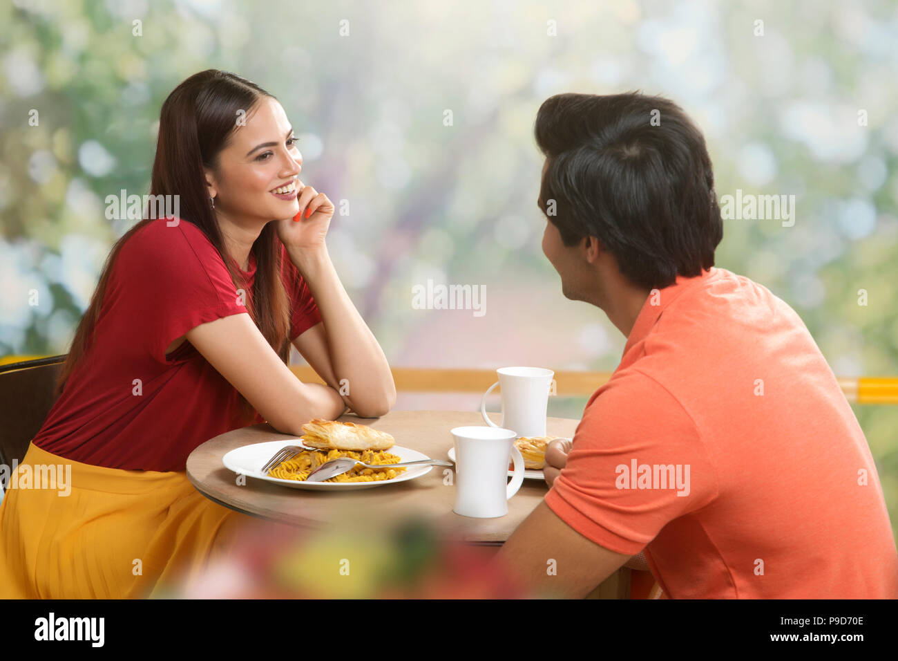 Coppia giovane avente la colazione all aperto Foto Stock