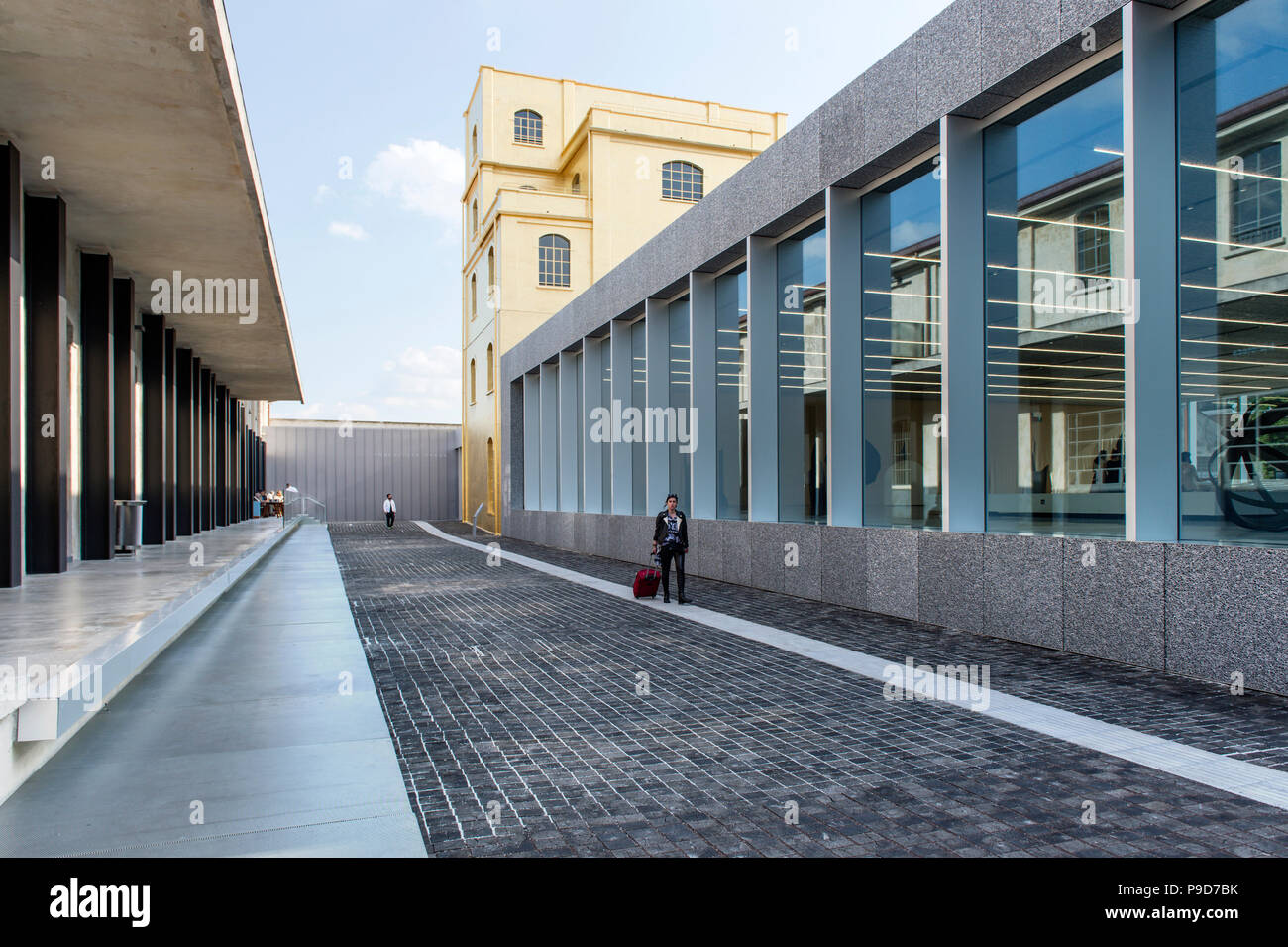 L'Italia,Lombardia,Milano,Fondazione Prada museo progettato da Rem Koolhaas  Foto stock - Alamy