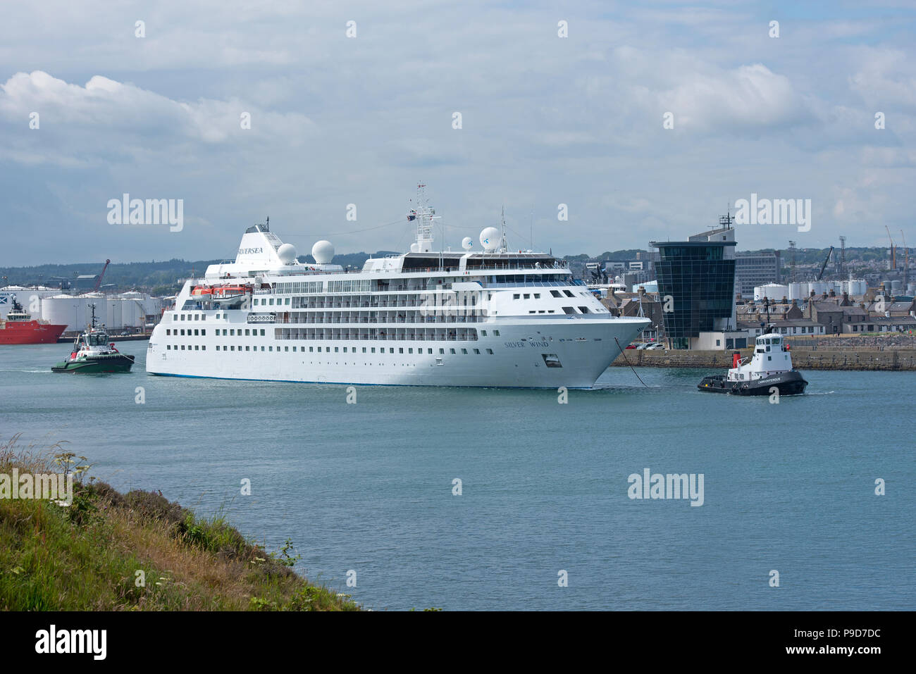 Lasciando il porto di Aberdeen Inn Grampian Regione, Scozia, Silver Wind nave da crociera è in partenza per il Tilbury Docks di Londra. Foto Stock