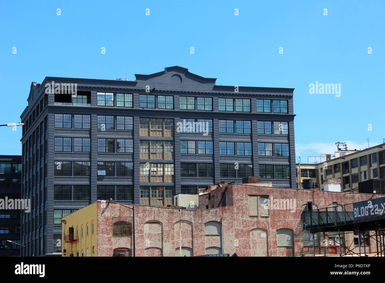 NEW YORK, NY - 26 giugno: grintoso quartiere della città di settore edifici complessi in Sunset Park, Brooklyn su giugno 26th, 2017 a New York, Stati Uniti d'America. (Foto di Foto Stock