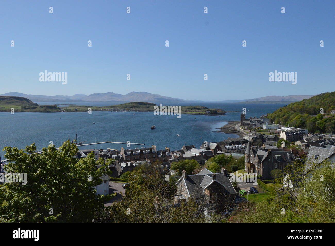 Vista delle isole di Mull e Kerrera da McCaig's Tower, Oban, Scozia. Foto Stock
