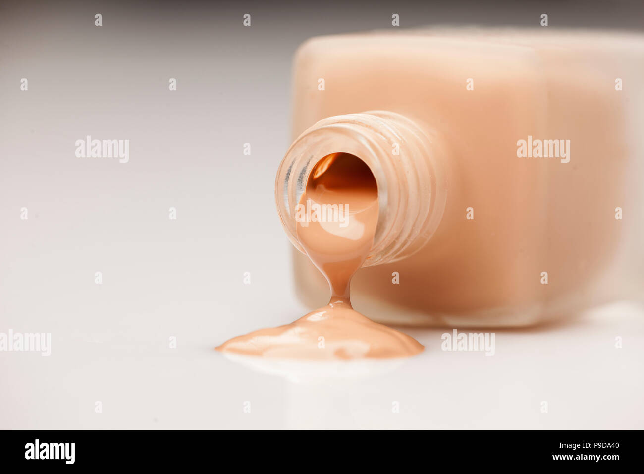 Una bottiglia di vetro e una base liquida che viene prelevato da esso Foto Stock