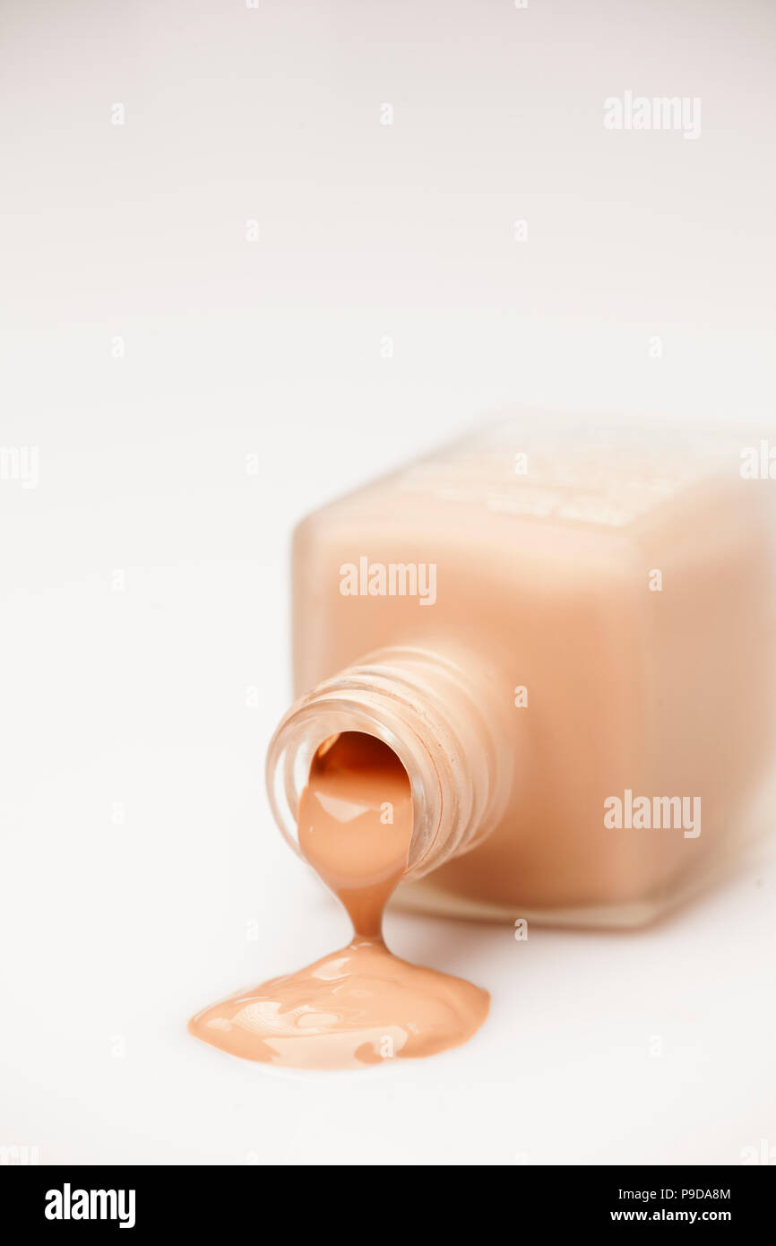 Una bottiglia di vetro e una base liquida che viene prelevato da esso Foto Stock