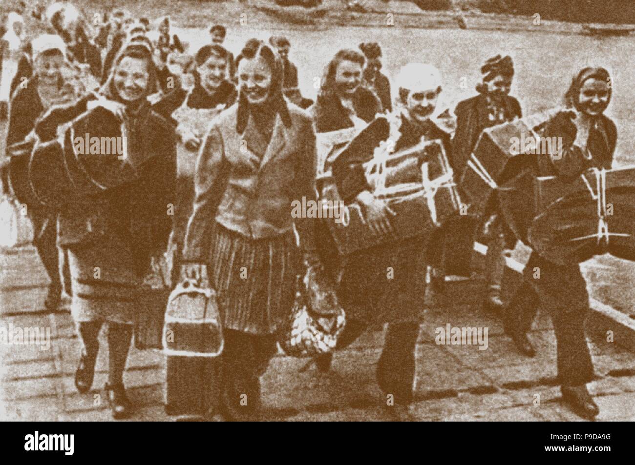 Ritorno dopo il lavoro forzato in Ucraina. Museo: Collezione privata. Foto Stock