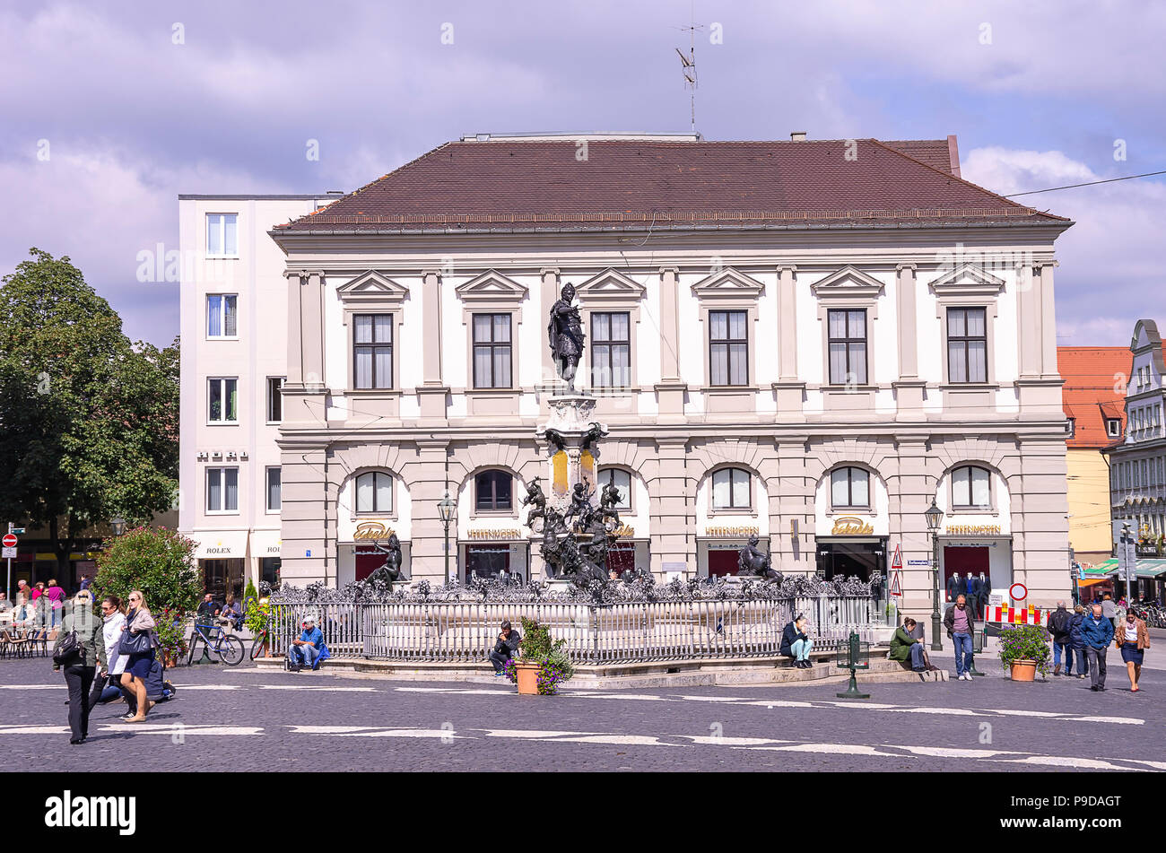 Augsburg, Baviera, Germania - La Fontana di Augusto e dietro di esso l'architettura storica di Rathausplatz 8. Foto Stock