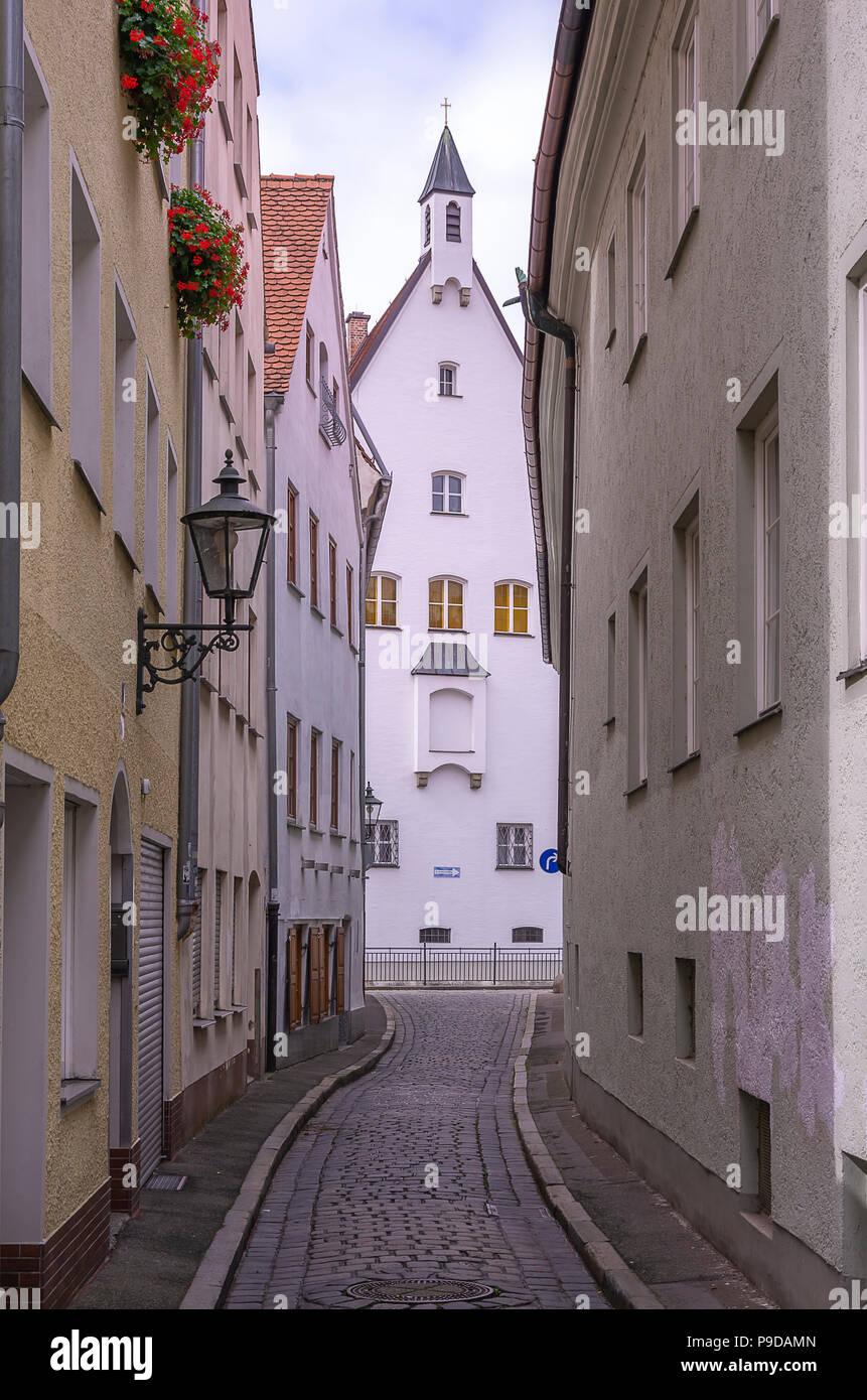 Augsburg, Baviera, Germania - vista attraverso la stradina di Schleifergäßchen al monastero delle suore francescane della Stella di Maria. Foto Stock