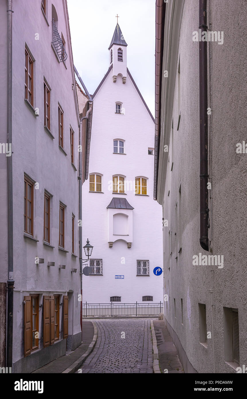 Augsburg, Baviera, Germania - vista attraverso la stradina di Schleifergäßchen al monastero delle suore francescane della Stella di Maria. Foto Stock