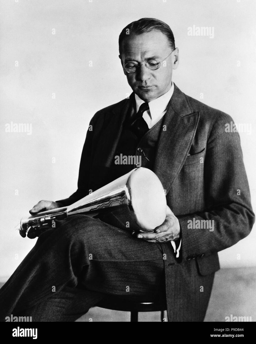 Vladimir Zworykin tenendo la sua neo brevettato un tubo a raggi catodici. Novembre 18, 1929. Museo: Collezione privata. Foto Stock