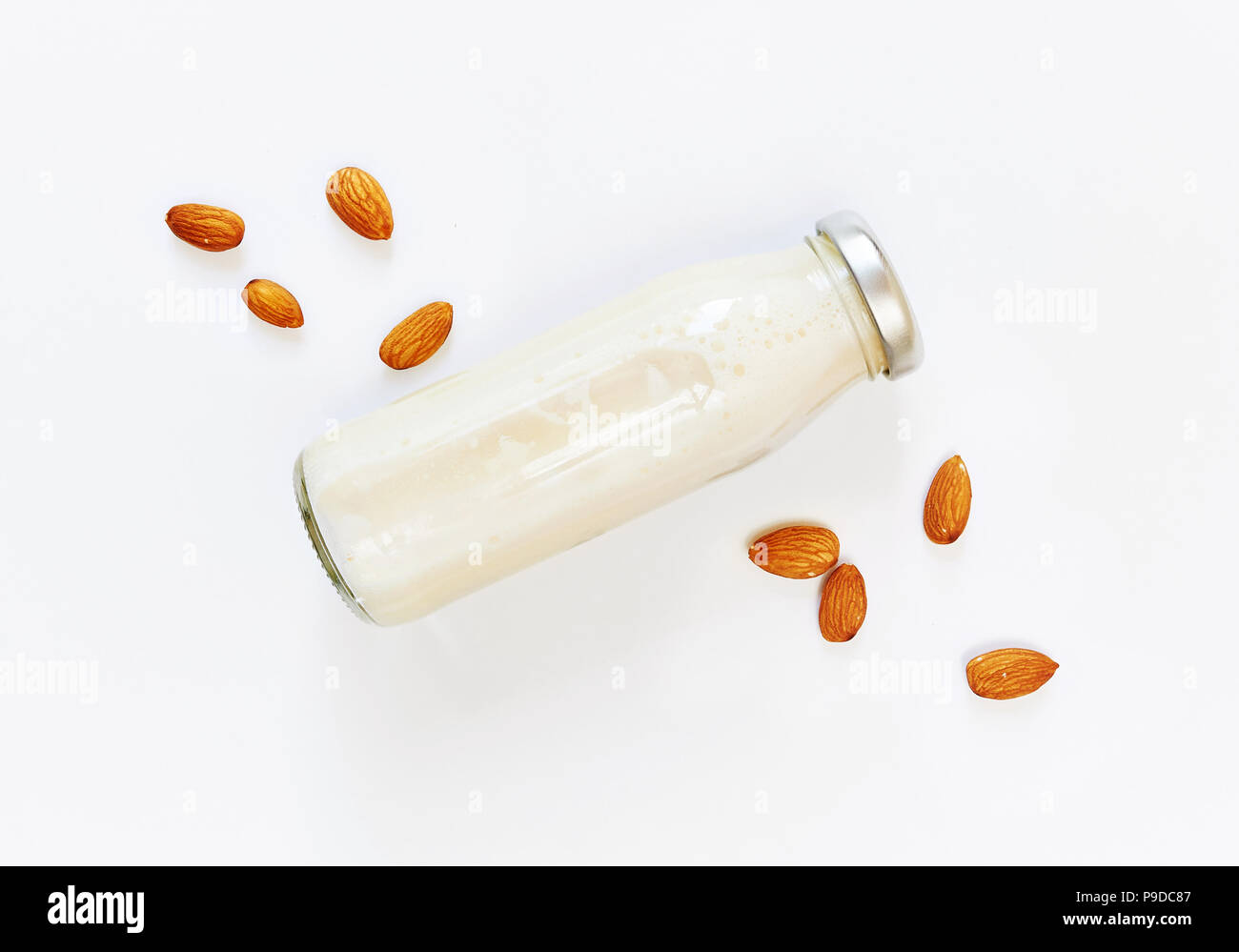 Latte di Mandorla e semi di mandorle su sfondo bianco, latte vegetale, il concetto di una corretta alimentazione cibo crudo vegan Foto Stock