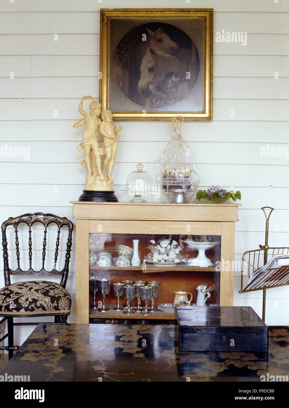 Pittura sopra vetro frontale armadio con una statua classica in un paese in sala  da pranzo Foto stock - Alamy