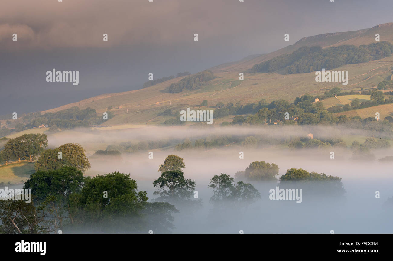 Un altro giorno glorioso bekons dopo la precoce nebbia di mattina nel Yorkshire Dale Parco Nazionale intorno Semerwater, Wensleydale. Foto Stock
