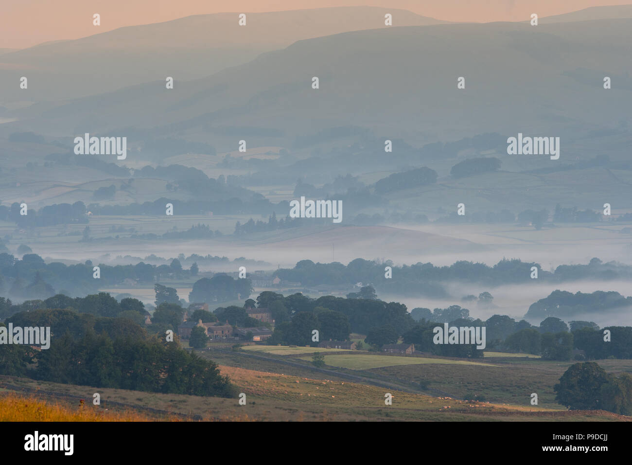 Un altro giorno glorioso bekons dopo la precoce nebbia di mattina nel Yorkshire Dale Parco Nazionale intorno Semerwater, Wensleydale. Foto Stock