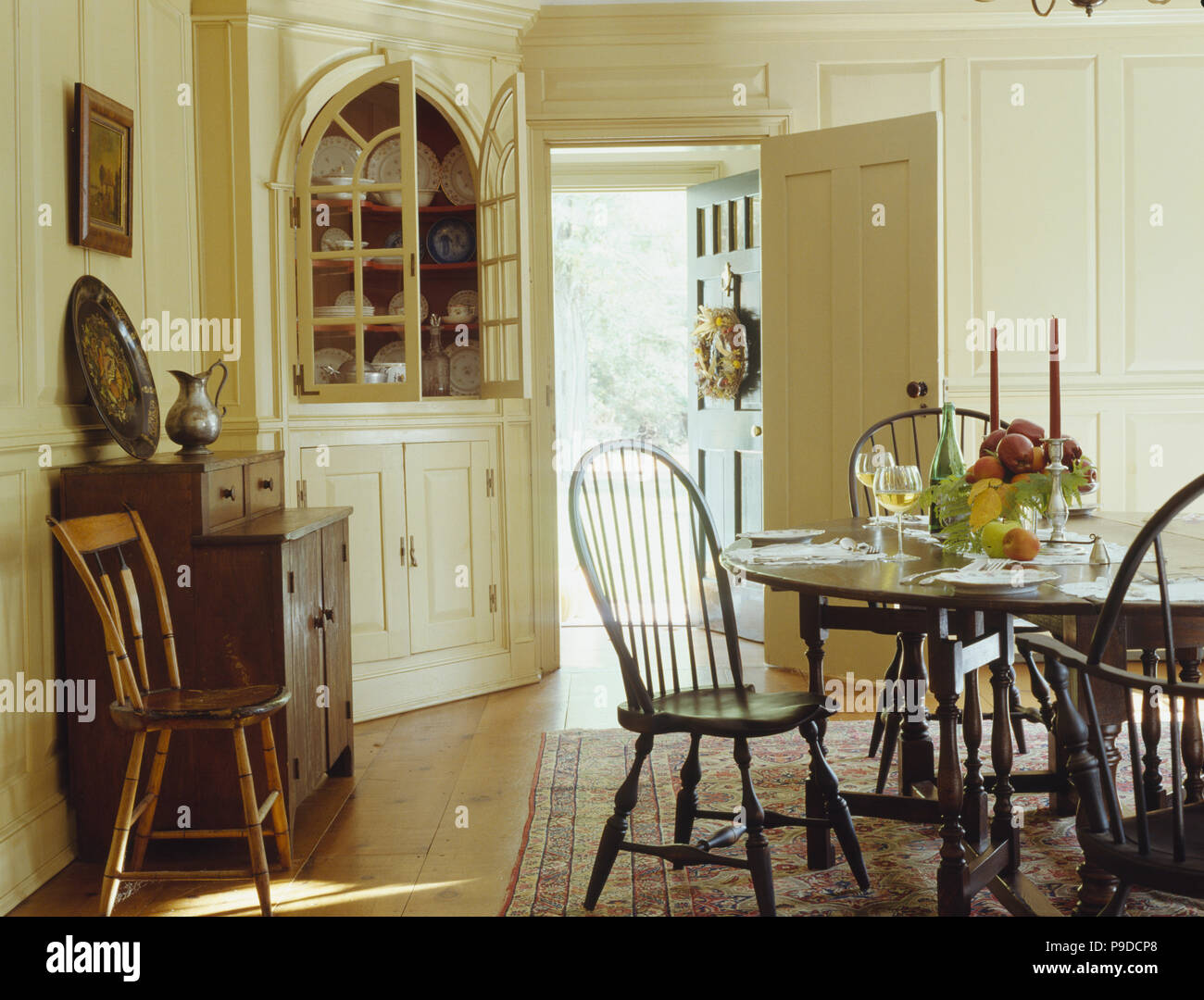 Antique stick-back sedie e tavolo in stile Coloniale Americano-sala da  pranzo in stile con panna montata dresser Foto stock - Alamy