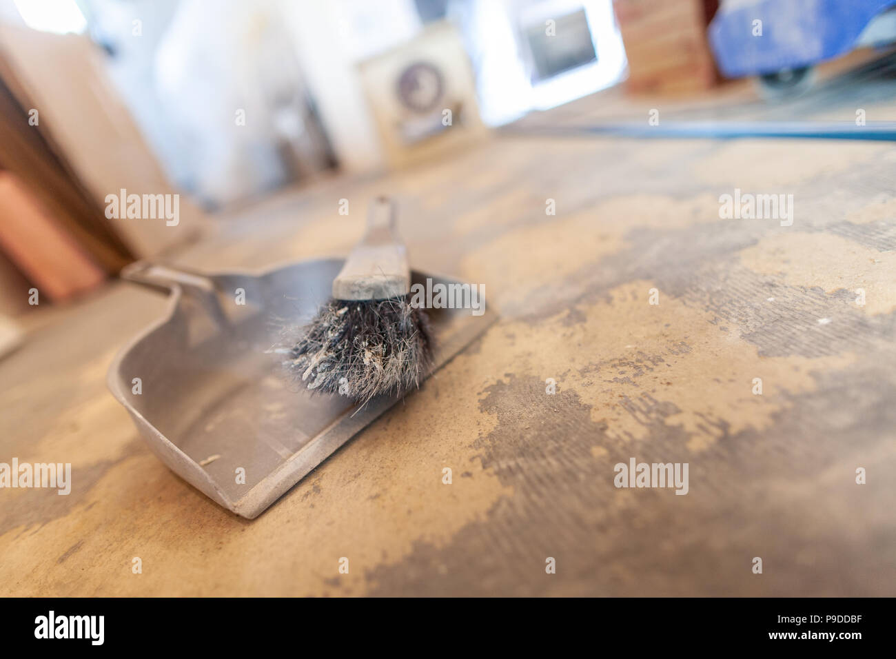 Scopa mano giace a terra in un lato della costruzione Foto Stock