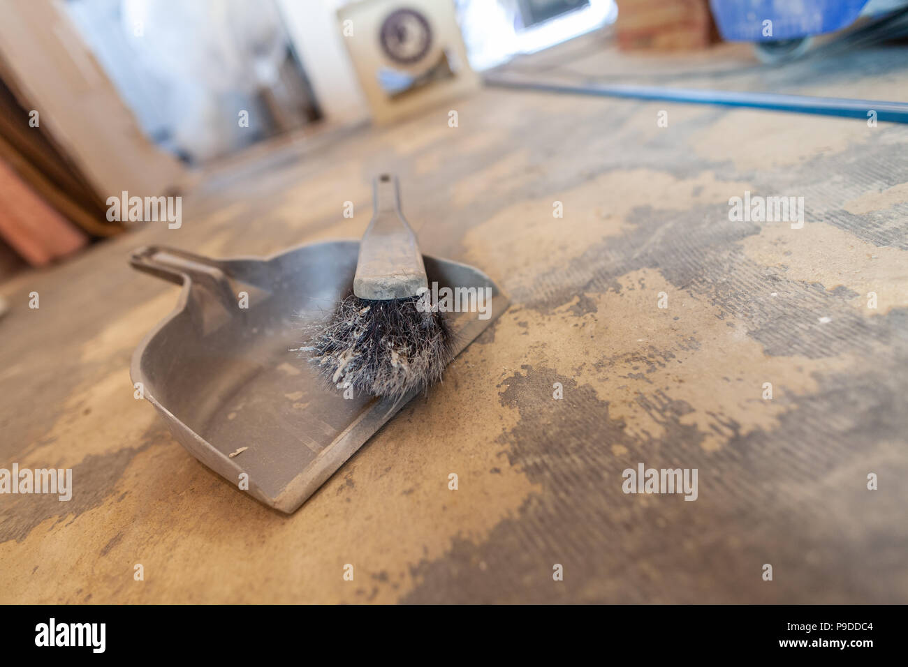 Scopa mano giace a terra in un lato della costruzione Foto Stock