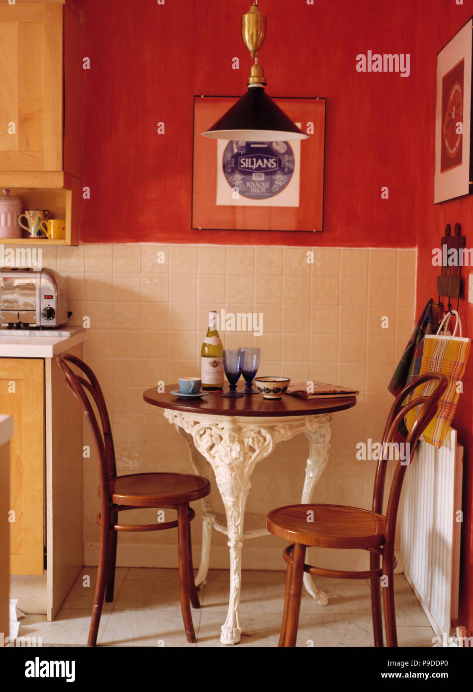 Bentwood Thonet sedie e circolare di piccole dimensioni in stile vittoriano  tabella in un angolo della cucina rosso con pareti bianche piastrelle Foto  stock - Alamy