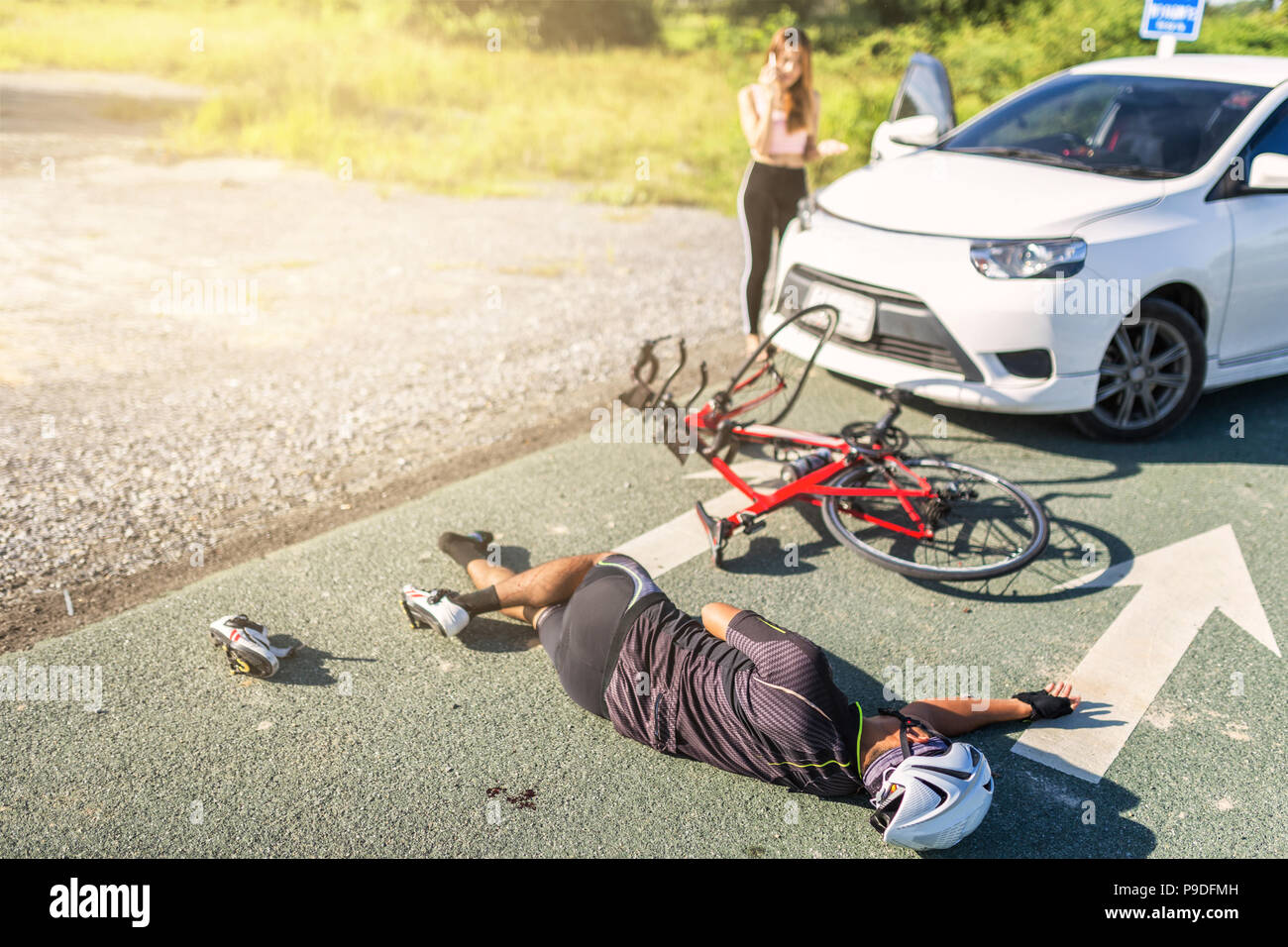 Asia ciclista feriti sulla street bike dopo incidente auto e moto. Foto Stock