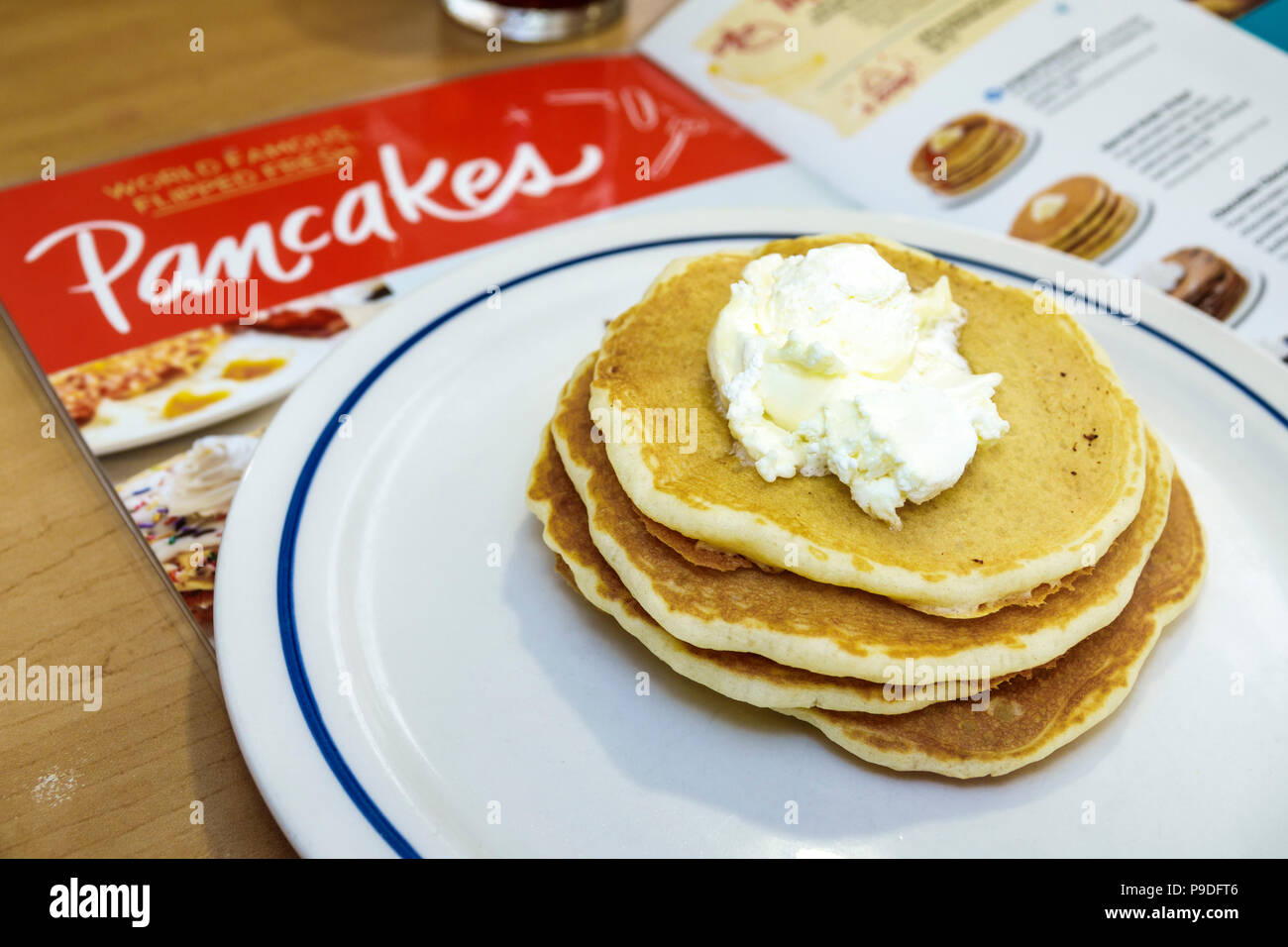 Gainesville Florida, IHOP, International House Pancakes, ristorante ristoranti cibo pranzo caffè caffè, interno, piatto, stack di pancake, burro, FL1 Foto Stock