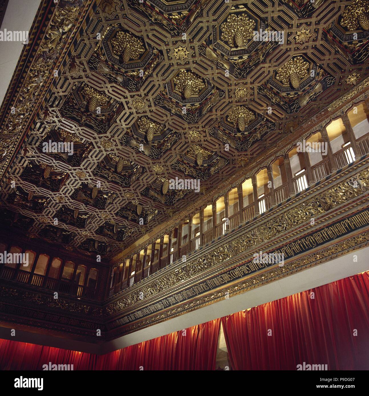 Castillo de la Aljafería Palace. Palazzo dei Re Cattolici. Xv secolo. Soffitto a cassettoni della sala del trono, in stile mudéjar. Saragozza, Aragona, Spagna. Foto Stock