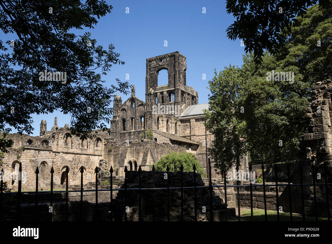 I resti della Abbazia di Kirkstall a Leeds, un secolo XIII abbazia cistercense Foto Stock