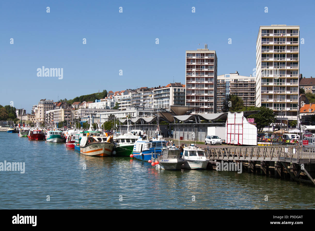 Città di Boulogne-sur-Mer, Francia. Boulogne-sur-Mer porto esterno sul fiume Liane con il Quai Gambetta promenade in background. Foto Stock