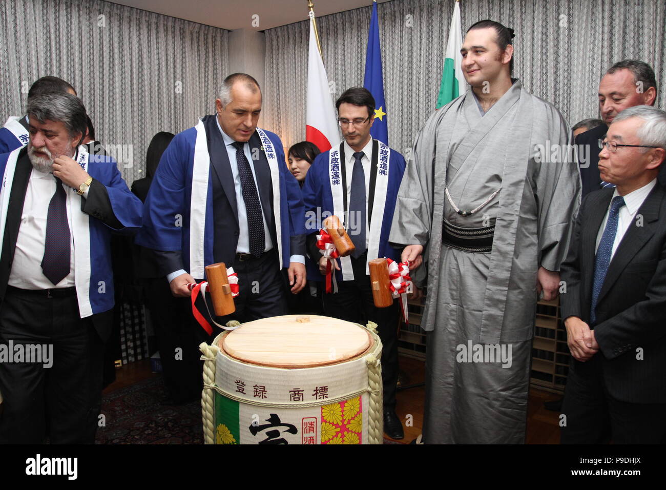 Katsunori Kotoōshū con nome originale Kaloyan Mahlyanov è un lottatore di sumo o rikishi t con il primo ministro bulgaro Boyko Borisov su una cerimonia kaga Foto Stock