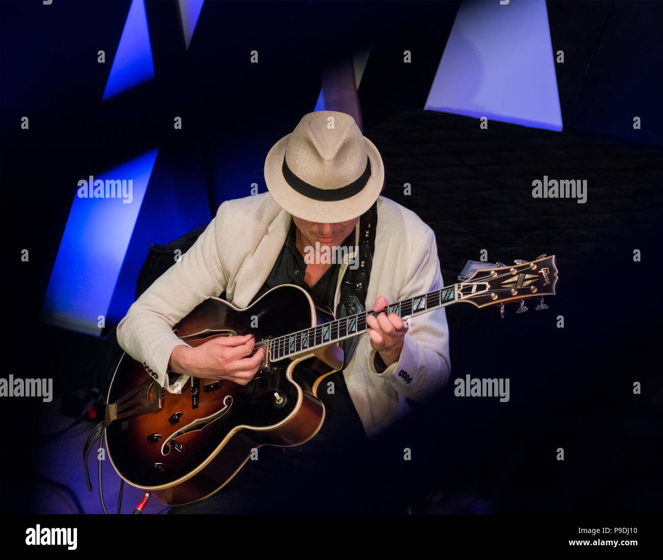 Il chitarrista jazz sul palco Foto Stock