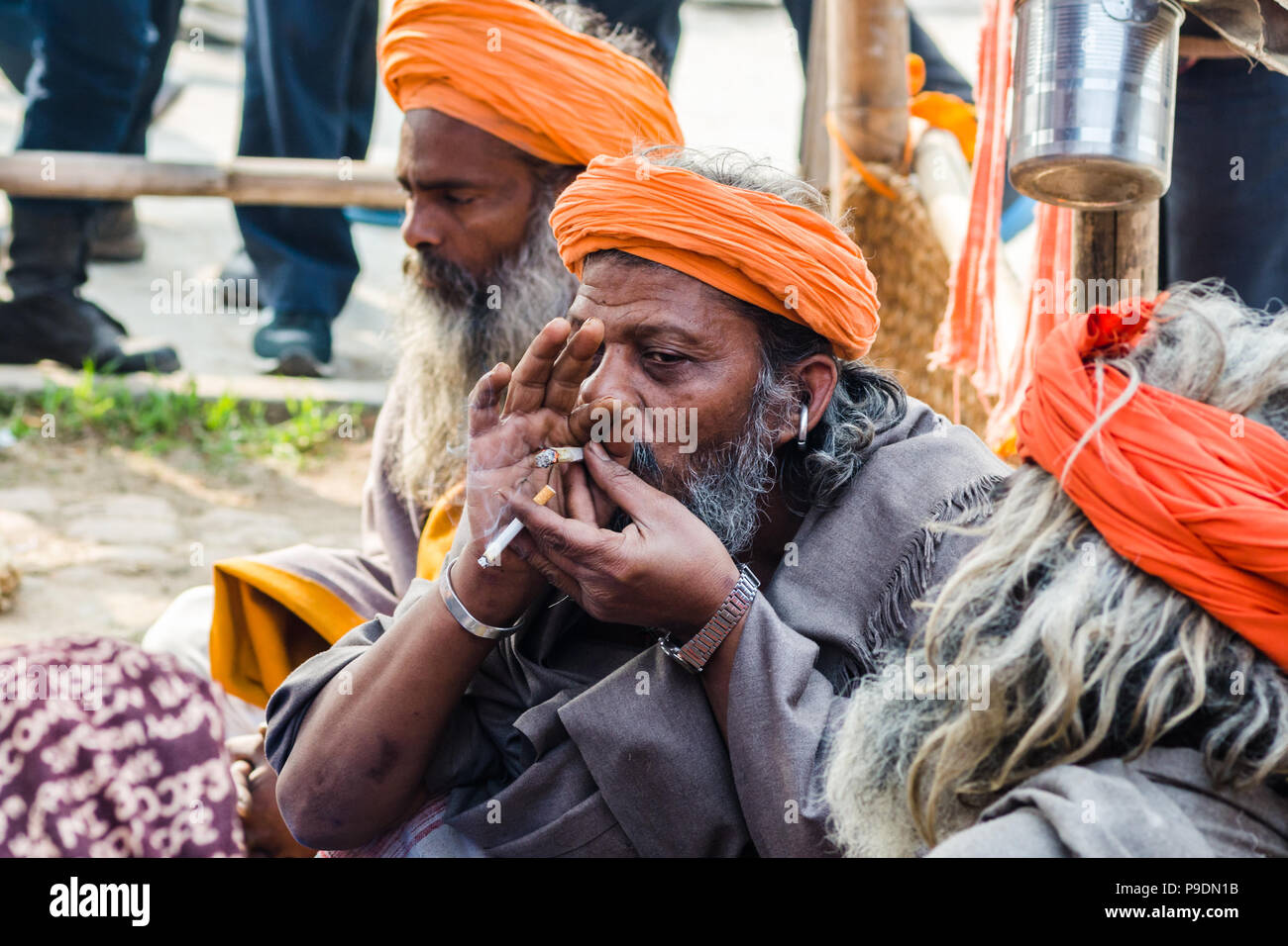 Sadhu erbaccia fumare durante il Maha Shivaratri, tempio di Pashupatinath, Nepal Foto Stock