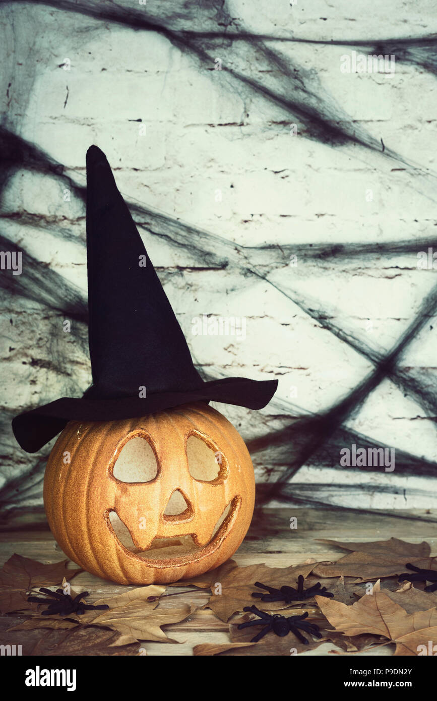 Scary Halloween zucca sul tavolo di legno Foto Stock