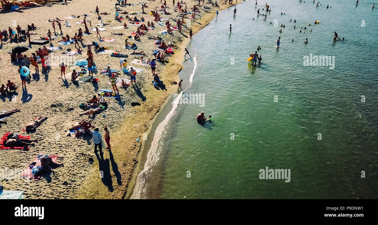 COSTINESTI, Romania - 15 luglio 2018: vista aerea da Flying Drone di persone si affollano rilassante sulla spiaggia Costinesti in Romania Foto Stock