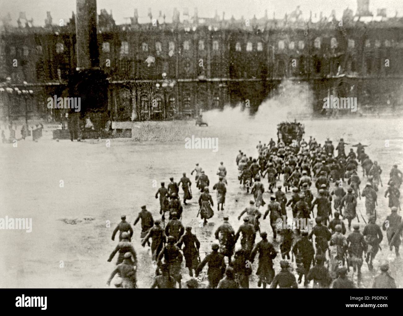 Storming il Palazzo d'inverno il 25 ottobre 1917 (dal film " Ottobre " 1927). Museo: Istituto per la storia della cultura materiale, San Pietroburgo. Foto Stock