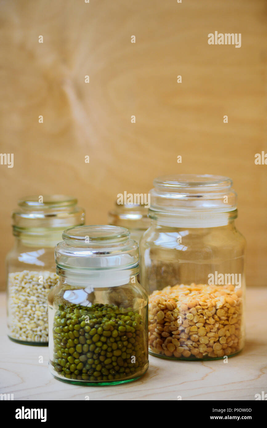 Mung bean in un barattolo di vetro nei pressi di piselli secchi, di riso e di orzo perlato Foto Stock