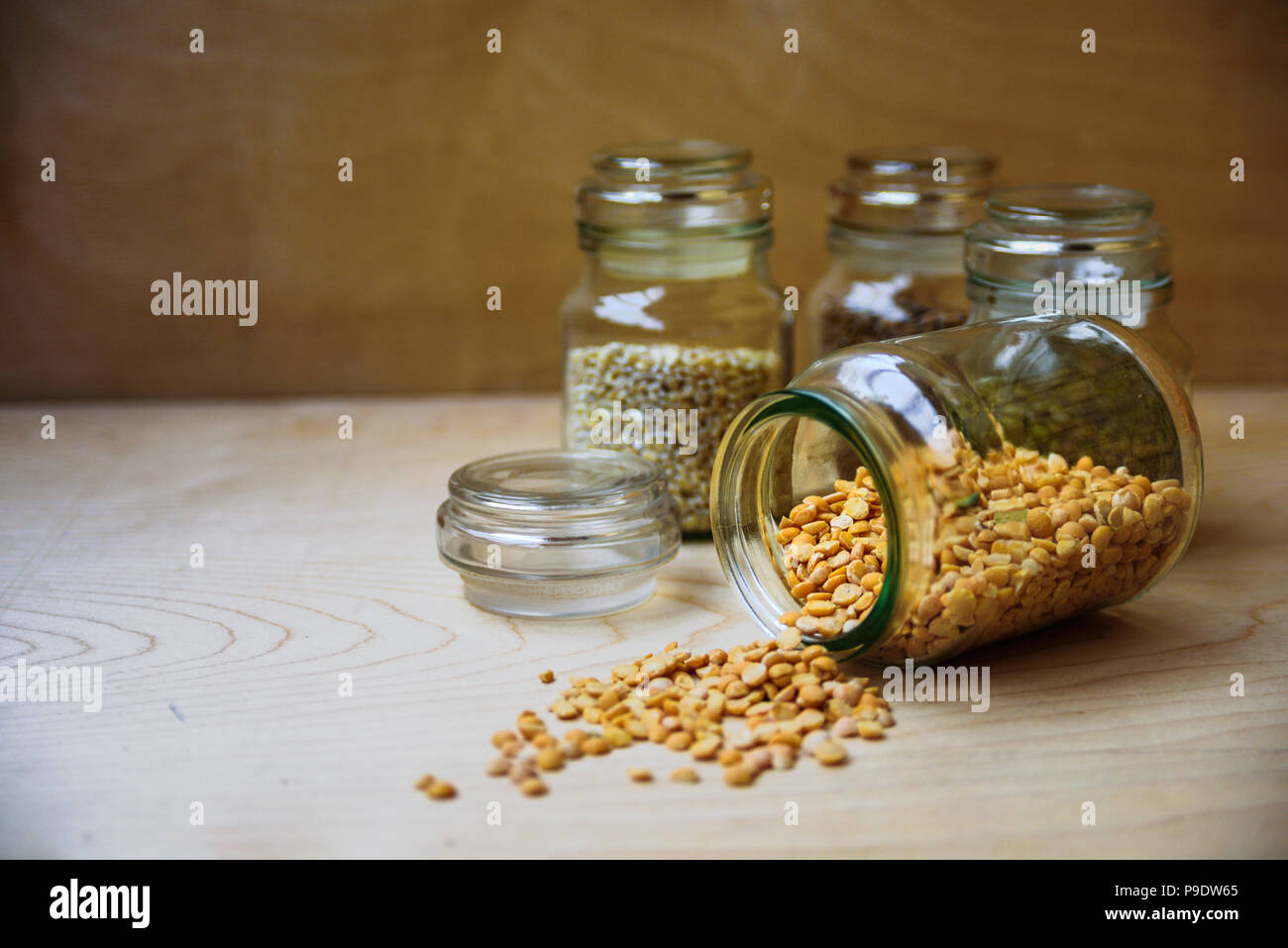 Piselli secchi nel vasetto di vetro nei pressi di fagioli, riso e orzo perlato Foto Stock