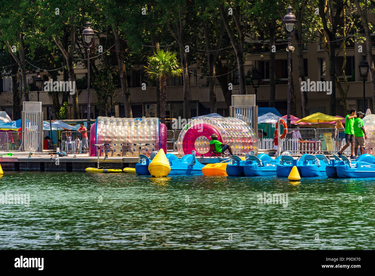 Paris Plages in una calda giornata estiva presso il Bassin de la Villette a Parigi, Francia Foto Stock