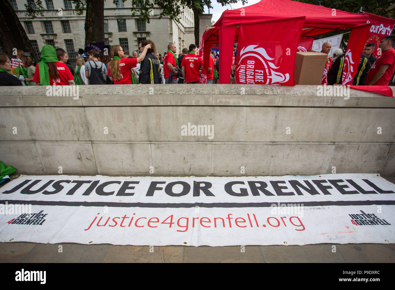 A distanza di un anno, la giustizia4Grenfell e i Vigili del Fuoco Unione detengono la solidarietà marzo a Piazza del Parlamento chiedendo giustizia per le vittime e i superstiti del Grenfell fire. Dotato di: atmosfera, vista in cui: London, England, Regno Unito quando: 16 giu 2018 Credit: Wheatley/WENN Foto Stock